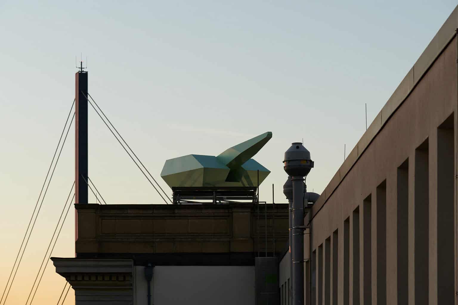 Foto: Ansicht eines Objektes auf dem Flachdach eines Gebäudes.