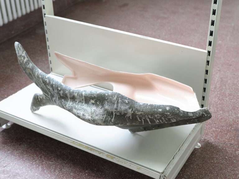 Foto: Nahaufnahme einer Skulptur auf einem Regalelement