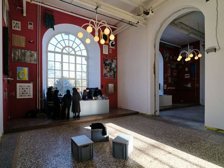 Foto: Kunstwerke in Galerieraum