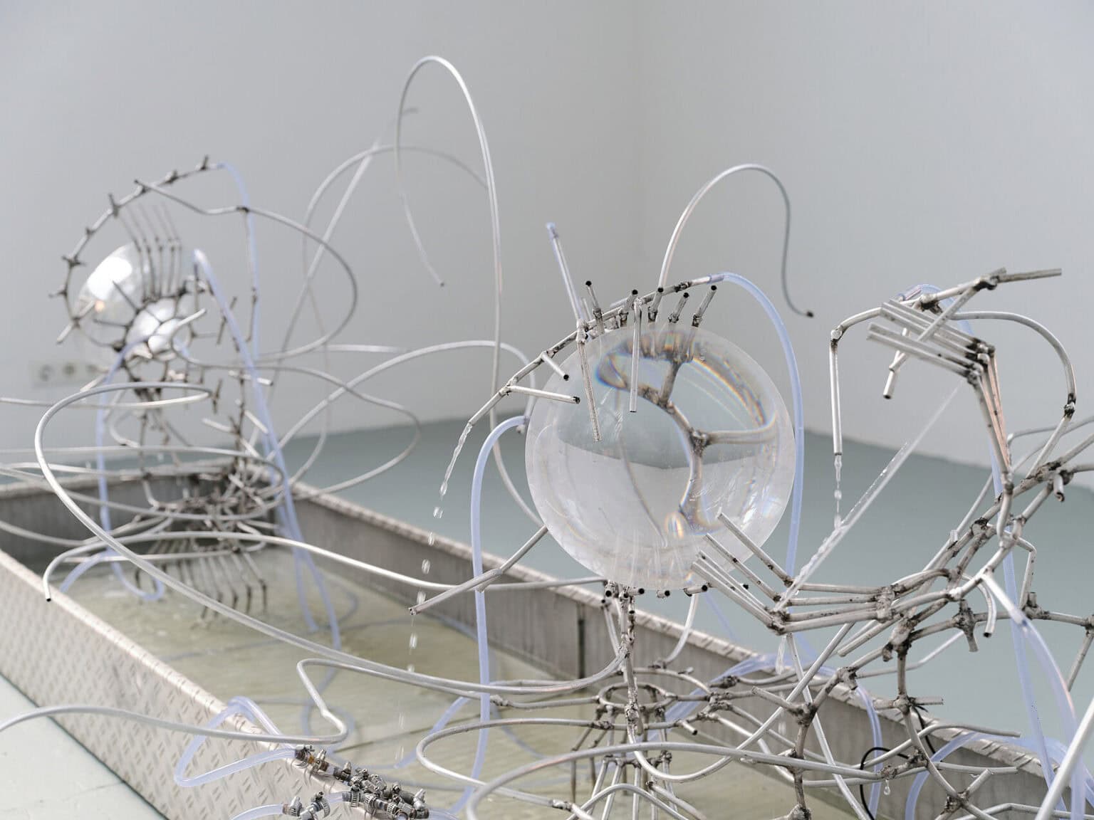 Foto: Kunstwerke in Galerieraum