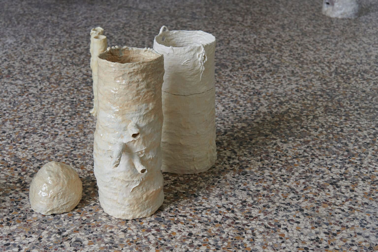 Foto: Ein Objekt auf mehrfarbigen Steinboden.