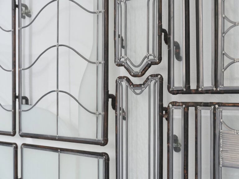Foto: Detailaufnahme einer Glas-Schmiedearbeit