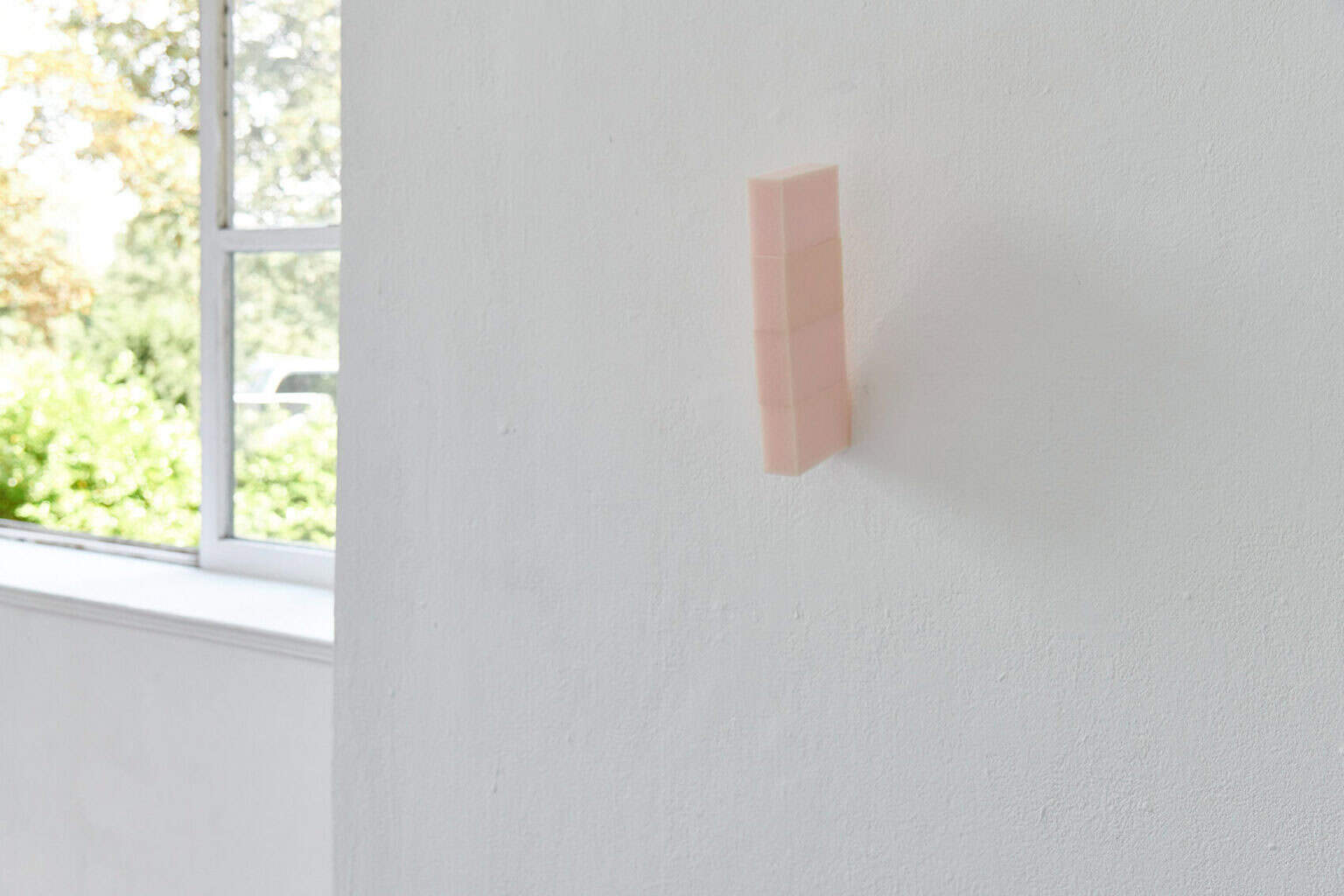 Foto: Ein Objekt an weißer Wand.