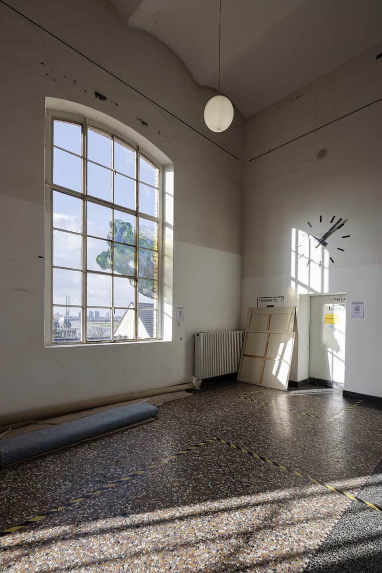 Foto: Raumecke, Sonnenlicht durch Fenster, Rückseiten von Leinwänden