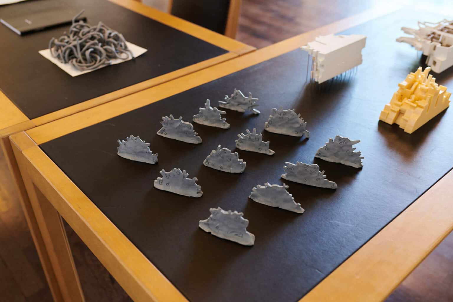 Foto: Detailaufnahme von Objekten auf einem Tisch.