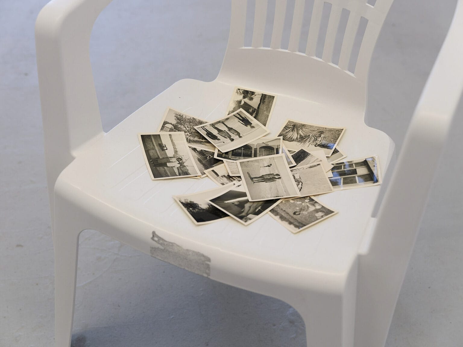 Foto: Nahaufnahme von Fotografien auf einem Stuhl.