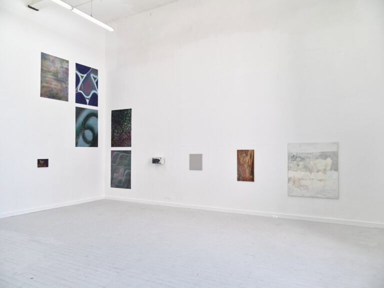 Foto: Kunstwerke in Galerieraum