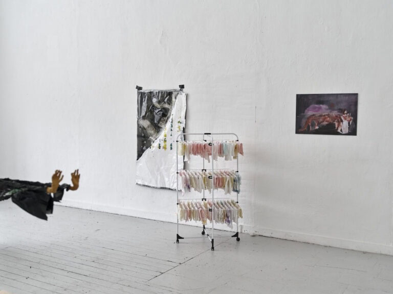 Foto: Kunstwerke in Galerieraum