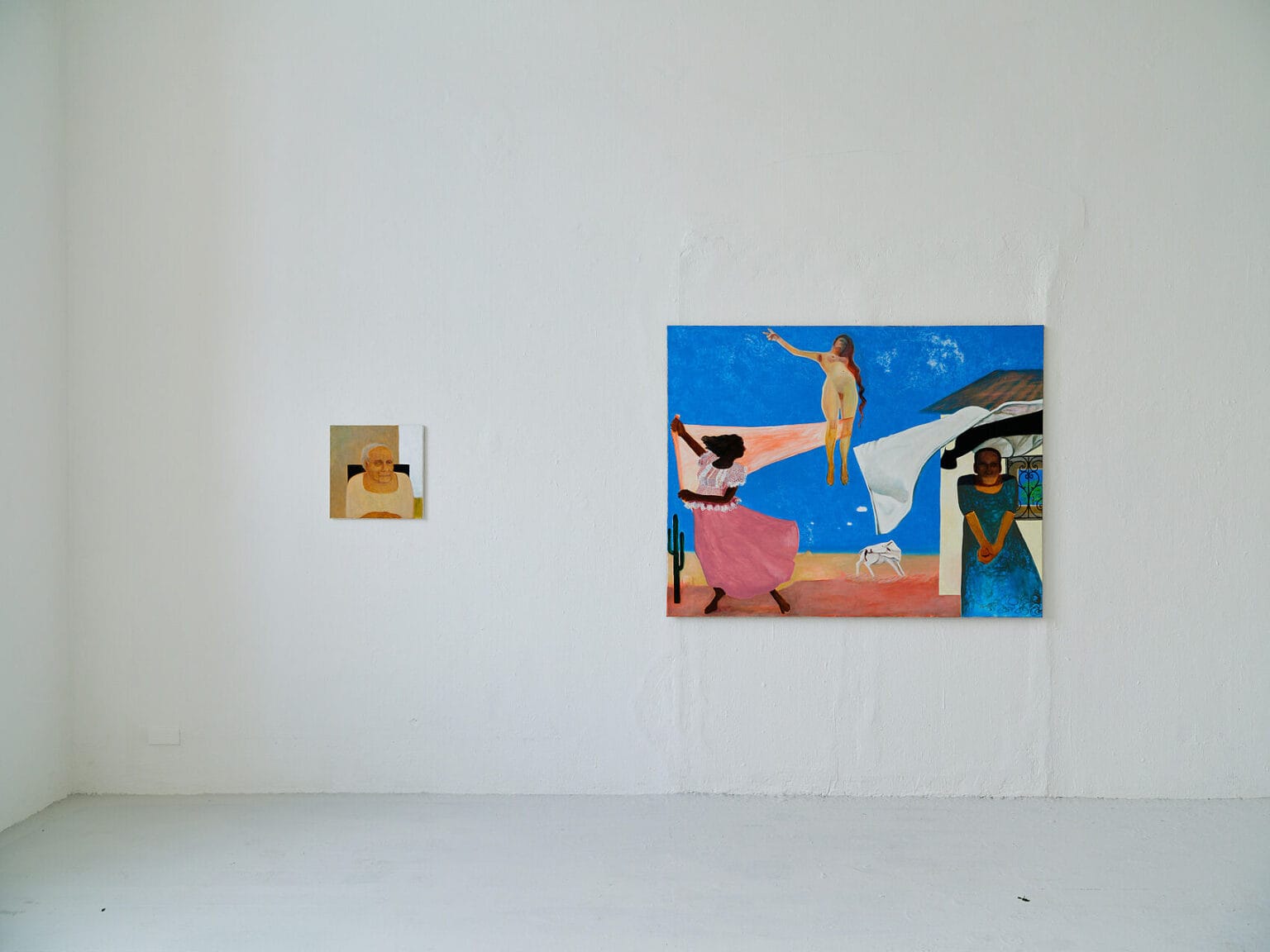 Foto: Raumes mit weißen Wänden und hellgrauem Boden. An der Wand zwei Arbeiten auf Leinwand im Klein- und Mittelformat.