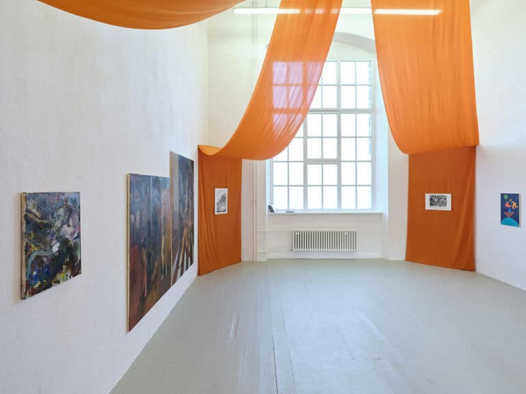 Foto: Kunstwerke in Galerieraum