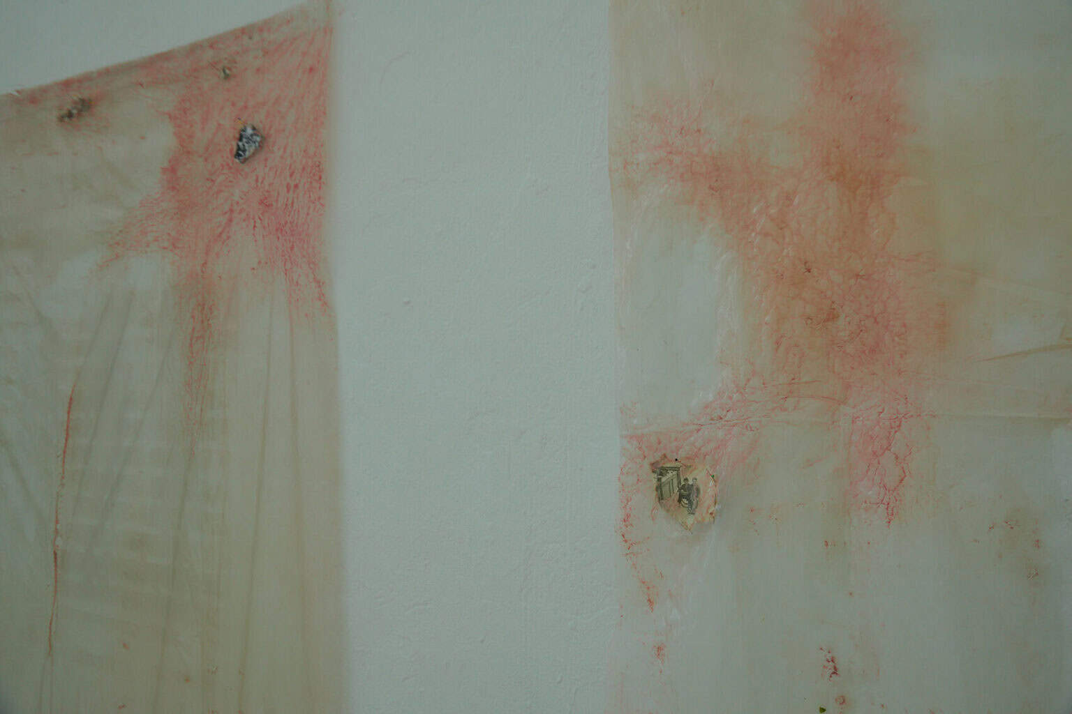 Foto: Nahaufnahme zweier großformatiger Objektes aus hellem Material mit unebener, rissiger und in manchen Teilen eingefärbter Oberfläche.