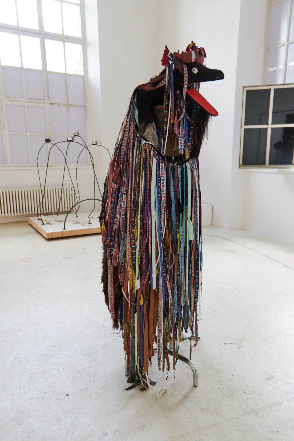 Foto: Ansicht eines Raumes mit weißen Wänden und zwei in Teilen abgedunkeltem Fenster. Im Raum befinden Objekte aus unterschiedlichen Materialien.