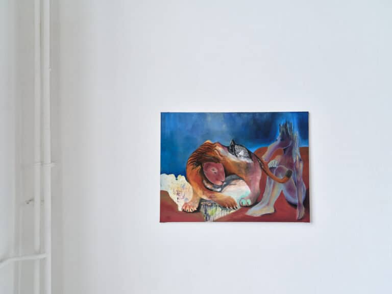 Foto: Detailaufnahme eines abstrakten Gemäldes an einer weißen Wand.