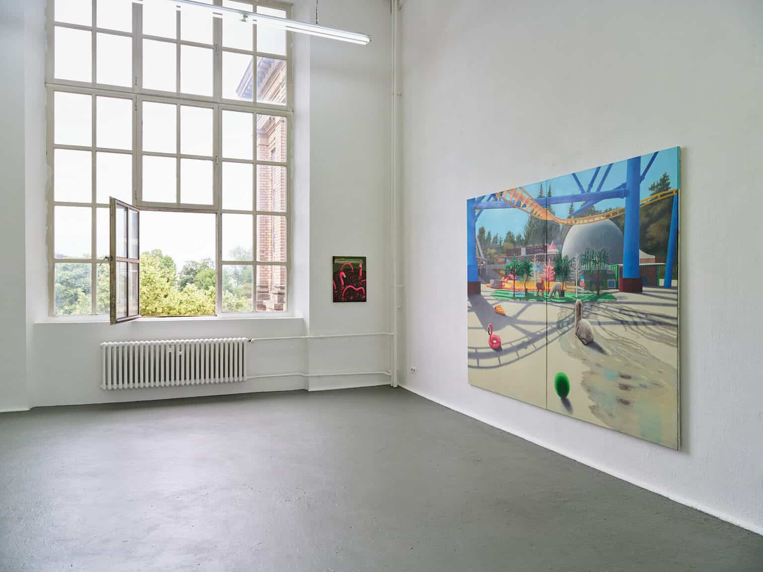 Foto: Ansicht eines Raumes mit weißen Wänden, grauem Boden und einem großen, in teilen geöffnetem, Fenster. An den Wänden hängen eine mittel- und eine großformatige Malerei.