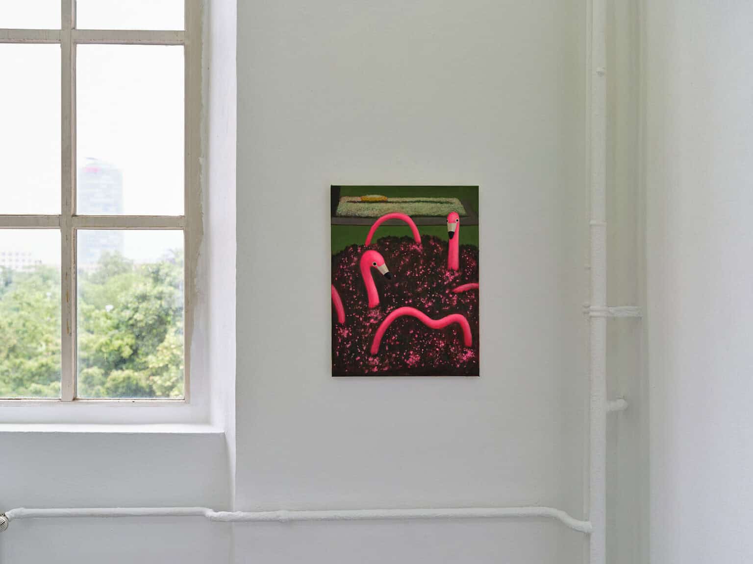 Foto: Ansicht einer mittelformatigen Malerei auf weißer Wand neben einem Fenster.