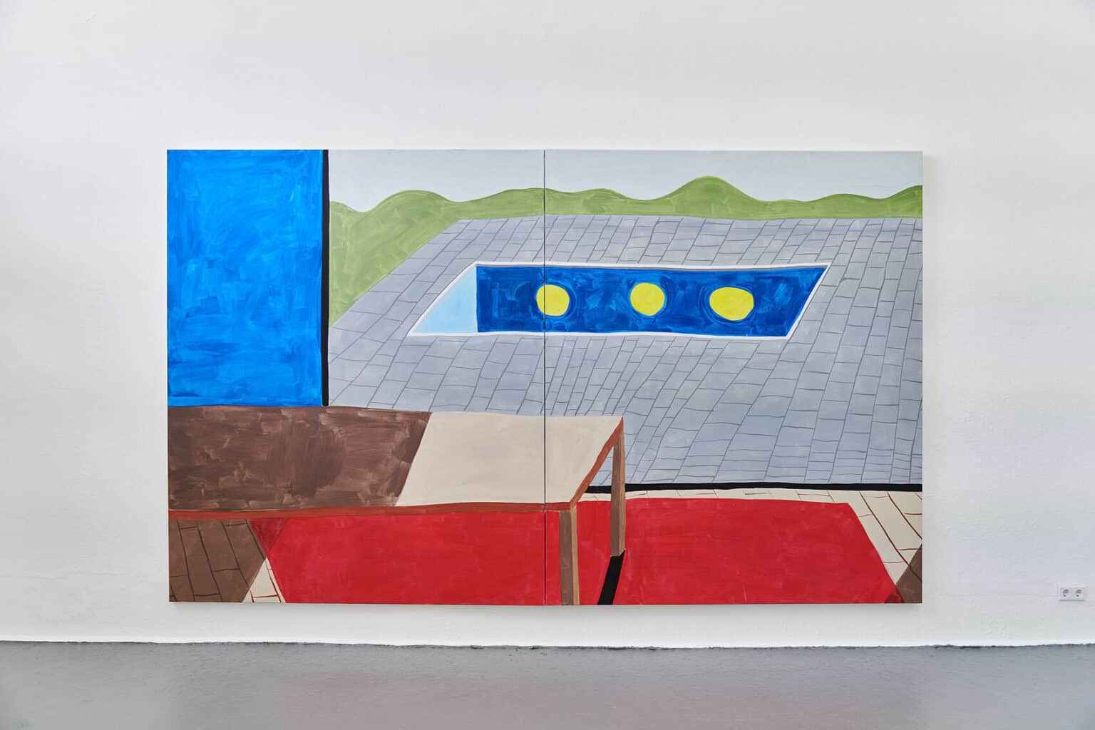 Foto: Ein Raum mit weißer Wand und grauem Boden. An der Wand hängen ohne Abstand zueinander zwei Leinwände, die sich zu einer Arbeit verbinden.