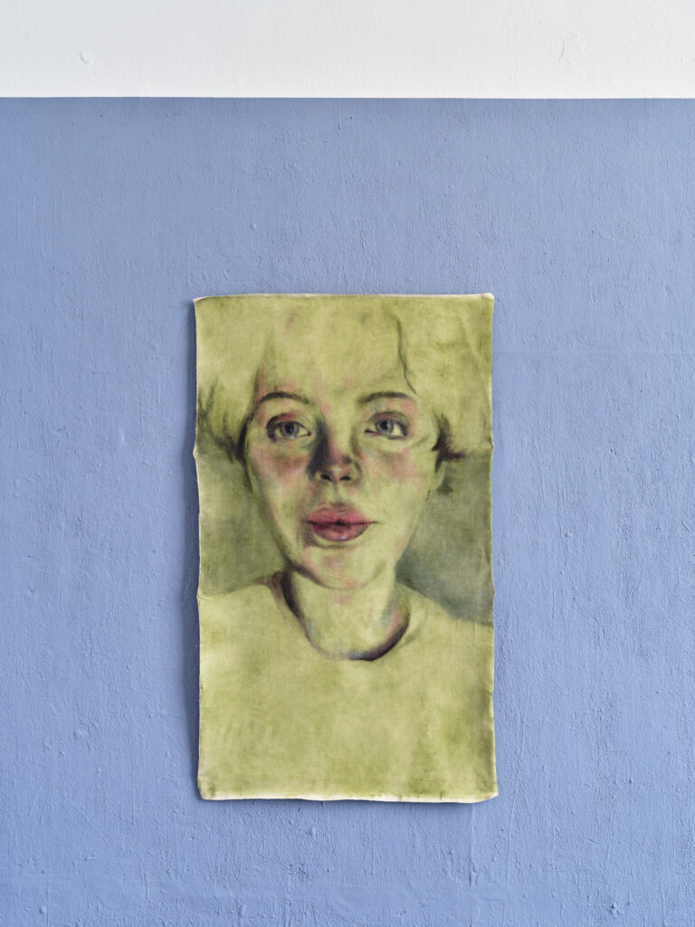 Foto: Detailaufnahme eines Gemäldes einer Frau auf weiß-blauer Wand.