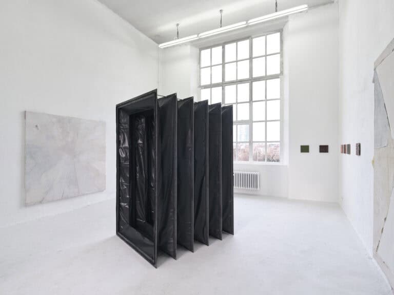 Foto: Kunstwerke in Galerieraum