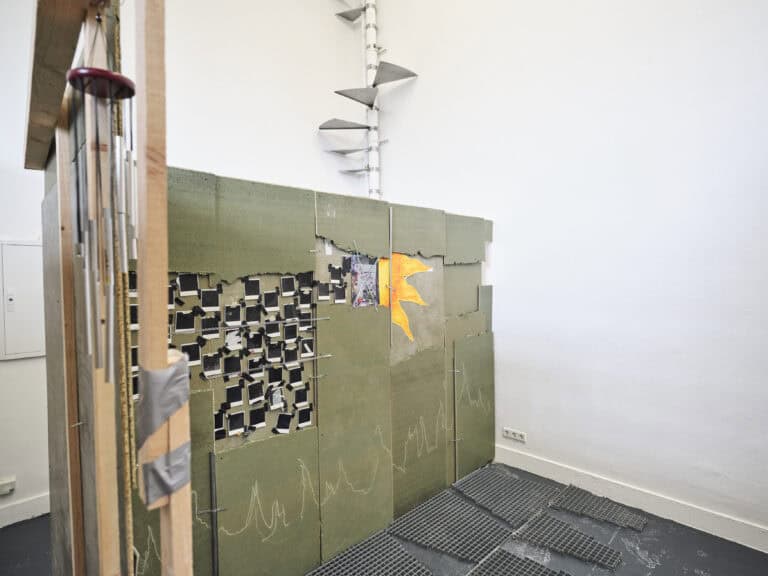 Foto: Aufnahme einer raumfüllenden Installation bestehend aus unterschiedlichen Materialien.