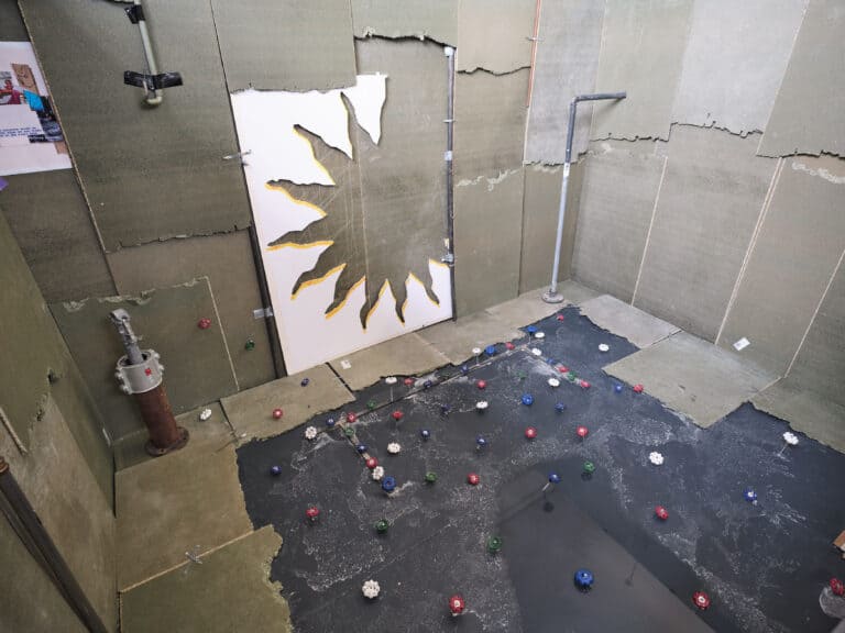 Foto: Aufnahme einer raumfüllenden Installation bestehend aus unterschiedlichen Materialien.