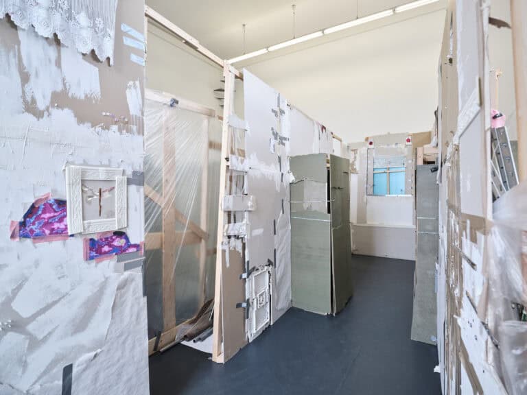 Foto: Aufnahme einer raumfüllenden Installation bestehend aus unterschiedlichen Materialien.