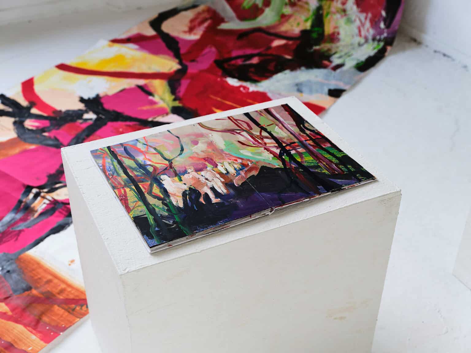 Foto: Nahaufnahme eines flachen Objektes auf einem weißen Sockel.