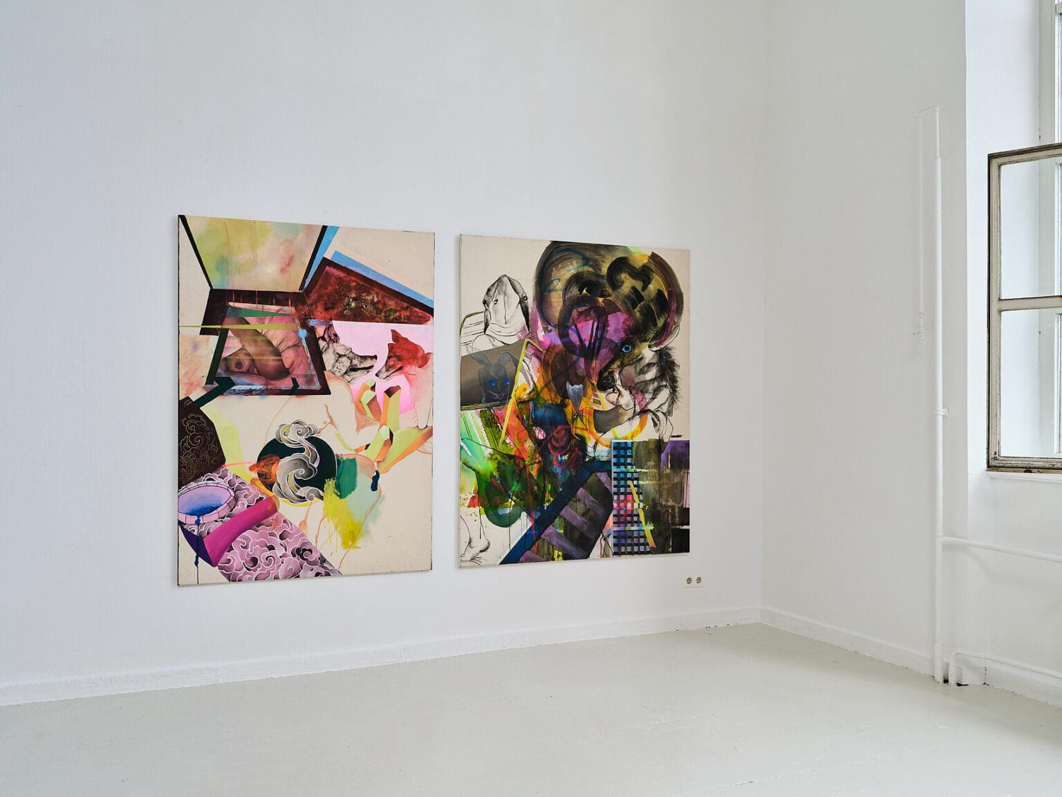 Foto: Ansicht einer Raumecke mit weißen Wänden, grauem Dielenboden und einem Fenster. Im Raum hängen zwei großformatige Leinwandarbeiten auf gleicher Höhe.