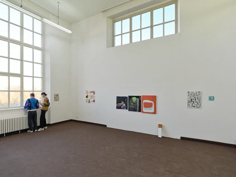 Foto: Kunstwerke in Galerieraum