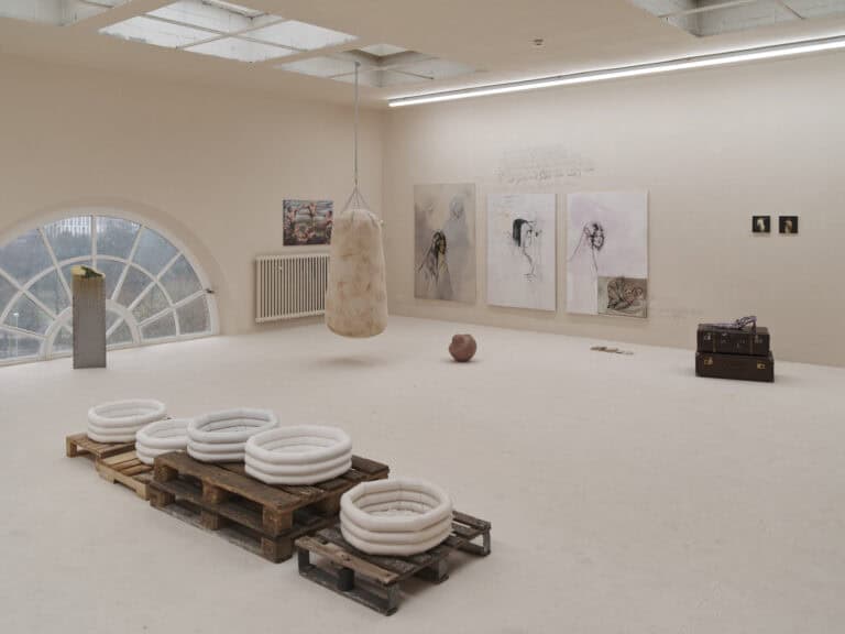 Foto: Kunstwerke in Galerieraum