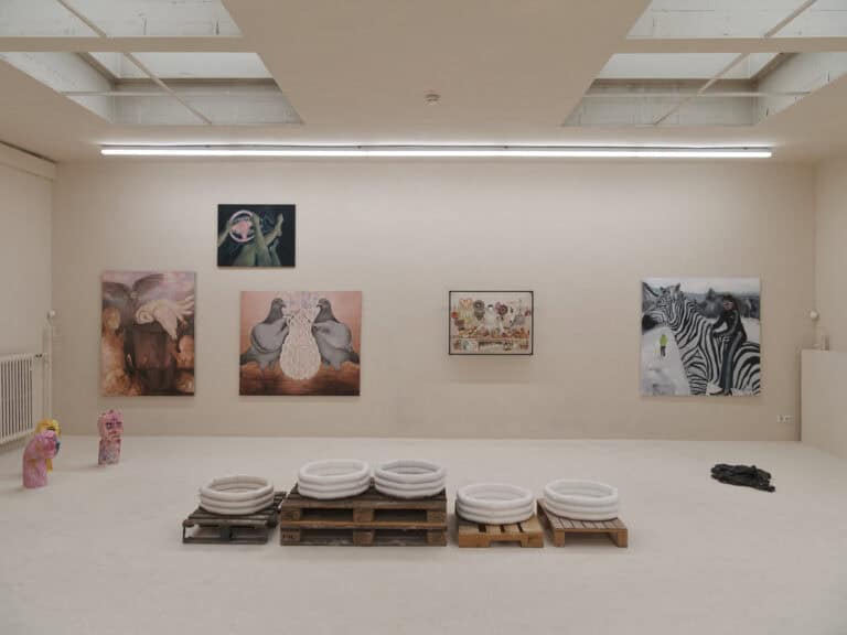 Foto: Kunstwerke in Galerieraum