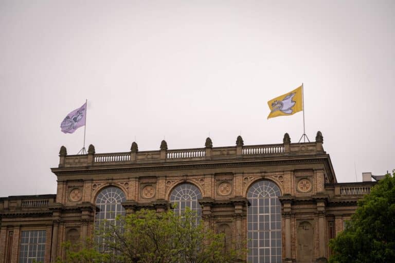 Foto: Historisches Gebäude mit wehenden Fahnen