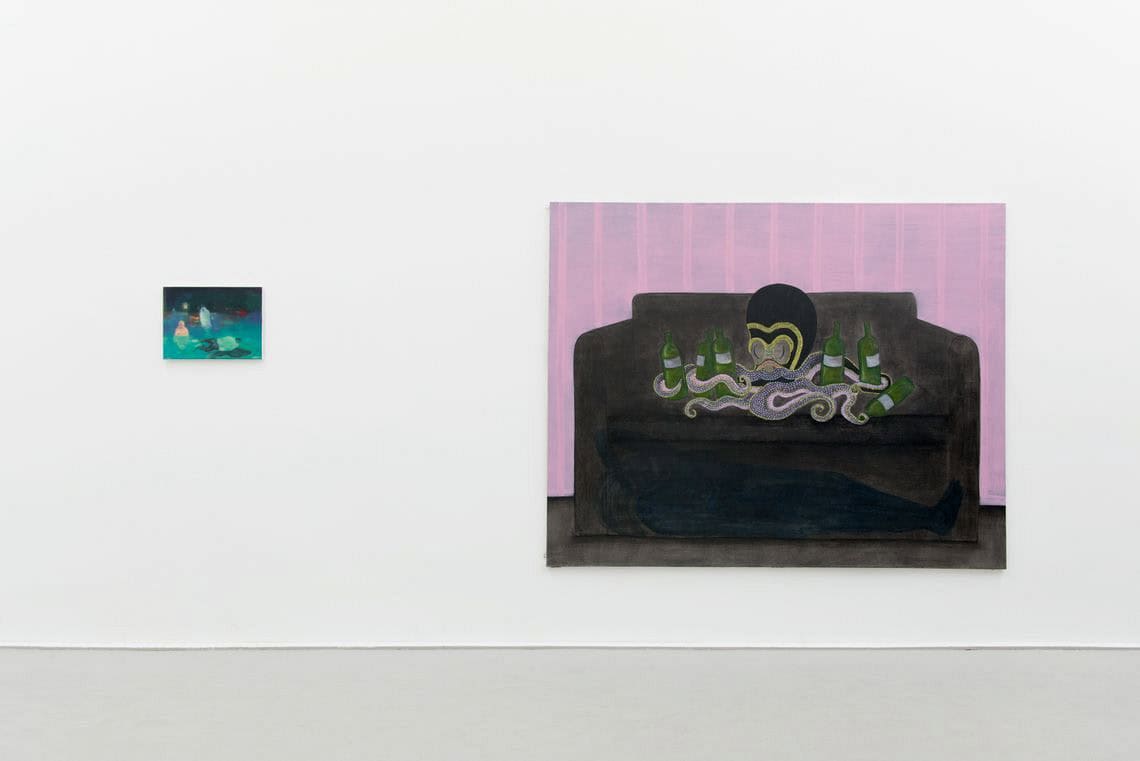 Foto: Ein Raum mit weißer Wand und grauem Boden. An der Wand hängen zwei Leinwände in Klein- und Großformat nebeneinander.