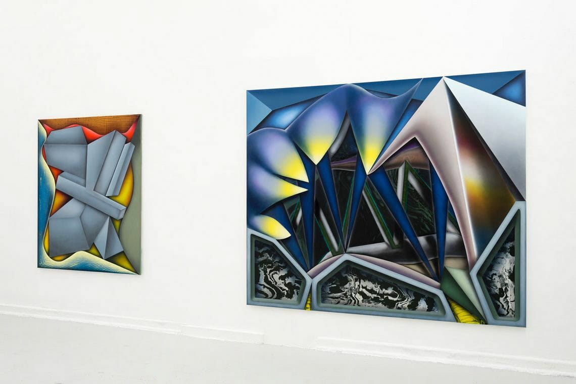 Foto: Ein Raum mit weißen Wänden und hellgrauem Boden. An den Wänden zwei Malereien in Großformaten.