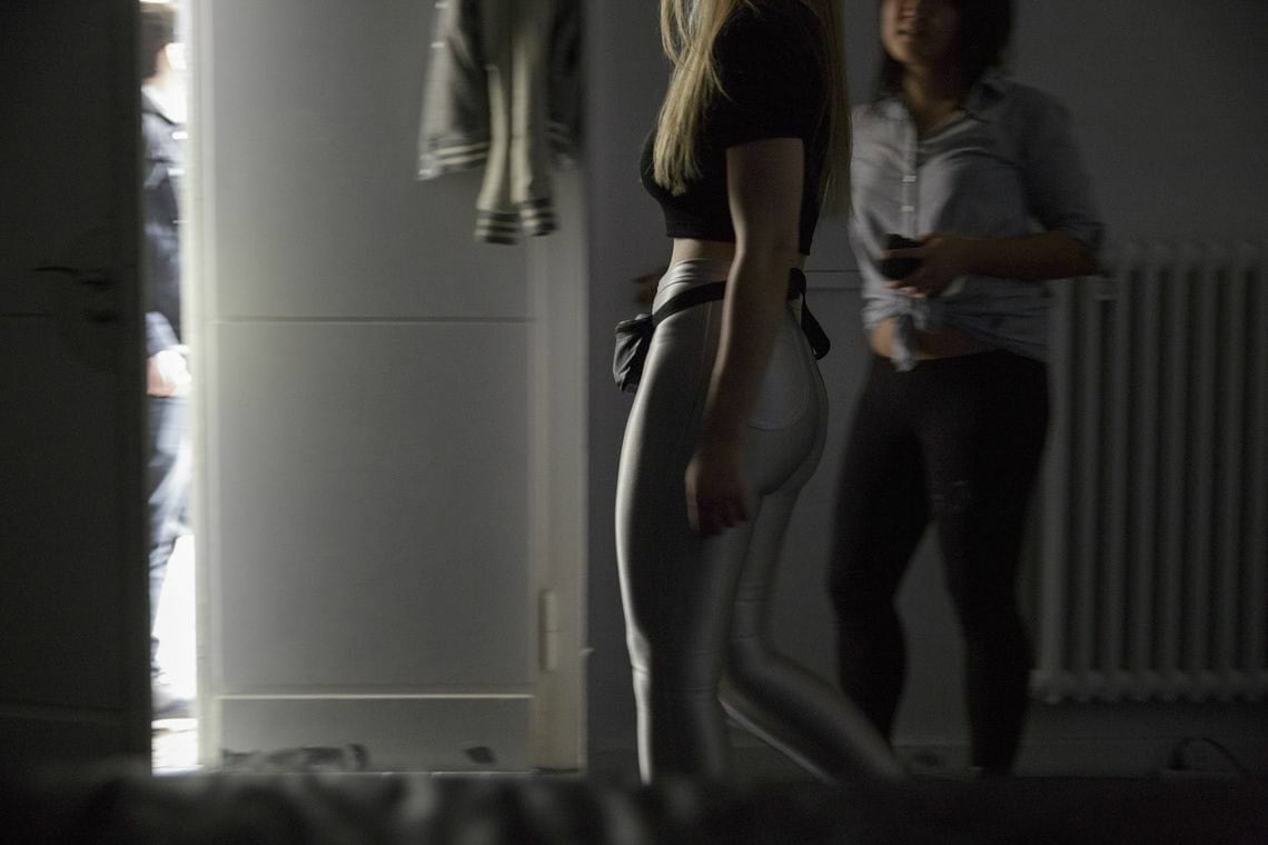 Foto: Die Körper zwei sich bewegender Personen in einem dunklen Raum.