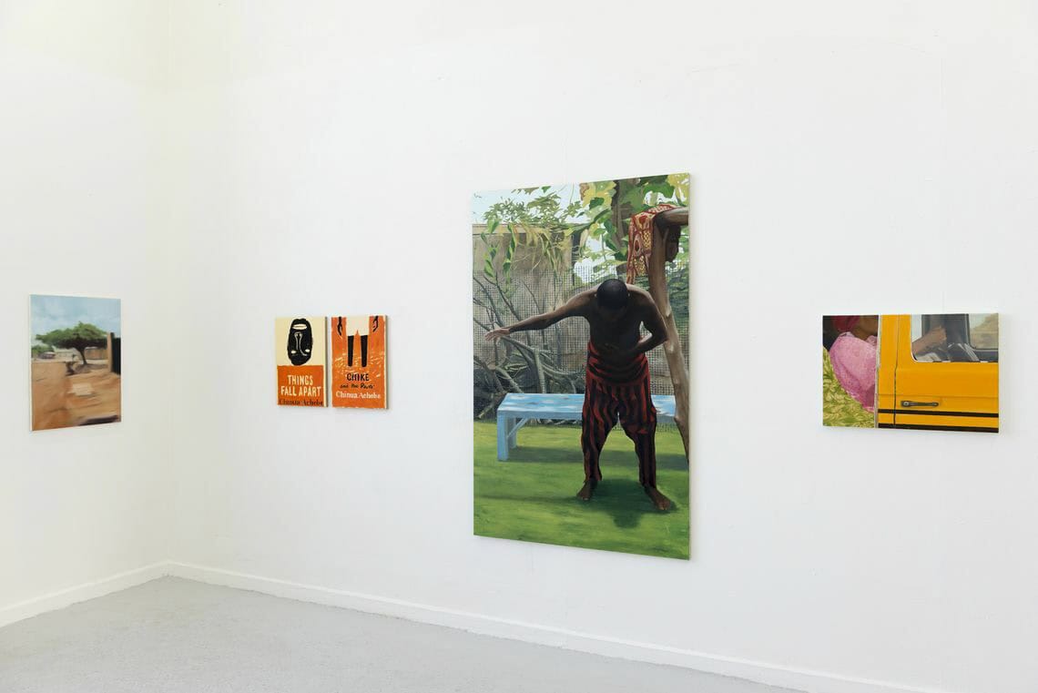 Foto: Ein Raum mit weißen Wänden und grauem Boden. An den Wänden hängen Leinwandarbeiten im Klein- und Mittelformat nebeneinander.