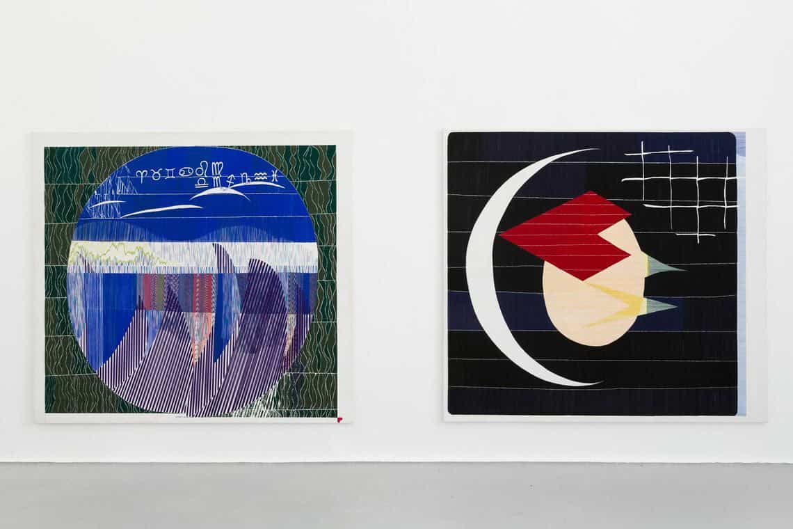 Foto: Ein Raum mit weißen Wänden und grauem Boden. An der Wand hängen zwei großformatige Leinwandarbeiten im gleichen Format.