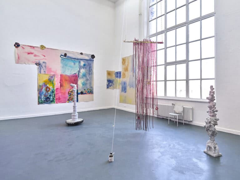 Foto: Kunstwerke in Galerieraum