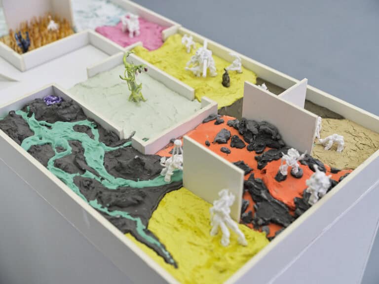 Foto: Kunstwerke in Galerieraum