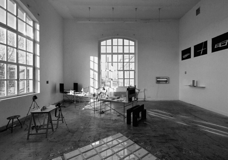 Foto: Atelierraum mit zwei großen Fenstern und zwei Tischen