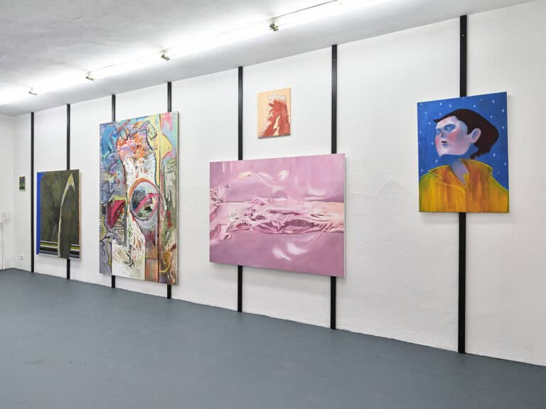 Foto: Kunstwerke in Galerieraum