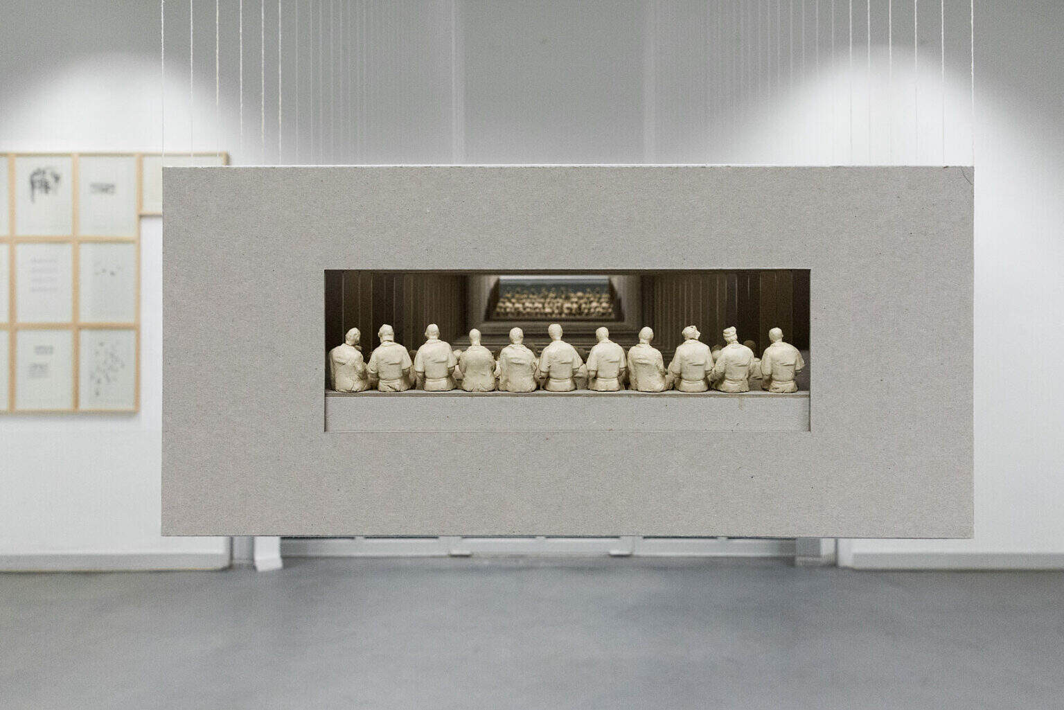 Foto: Detailaufnahme eines an Schüren montierten Objektes, das von der Decke hängt.